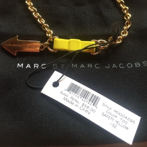 Marc By MARC JACOBS Gold Tone Yellow Bow Tie Arrow Bracelet NWOT - Picture 10 of 10